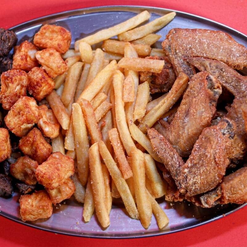 Acompanha asinha, carne de sol, queijo empanado e fritas
