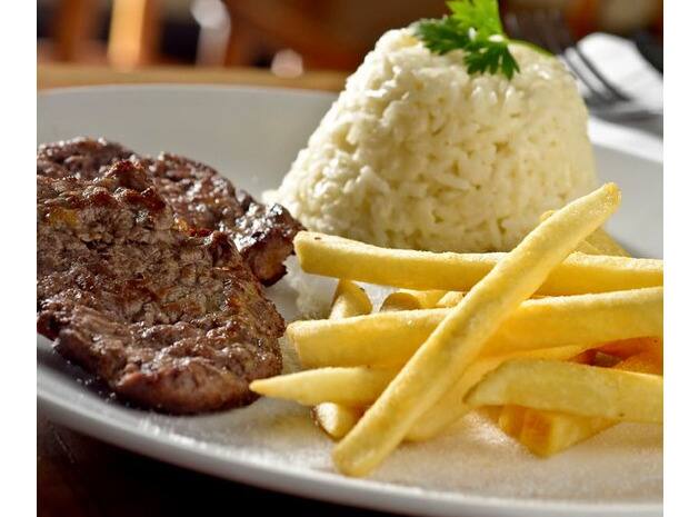 Filé grelhado, arroz e batatas fritas