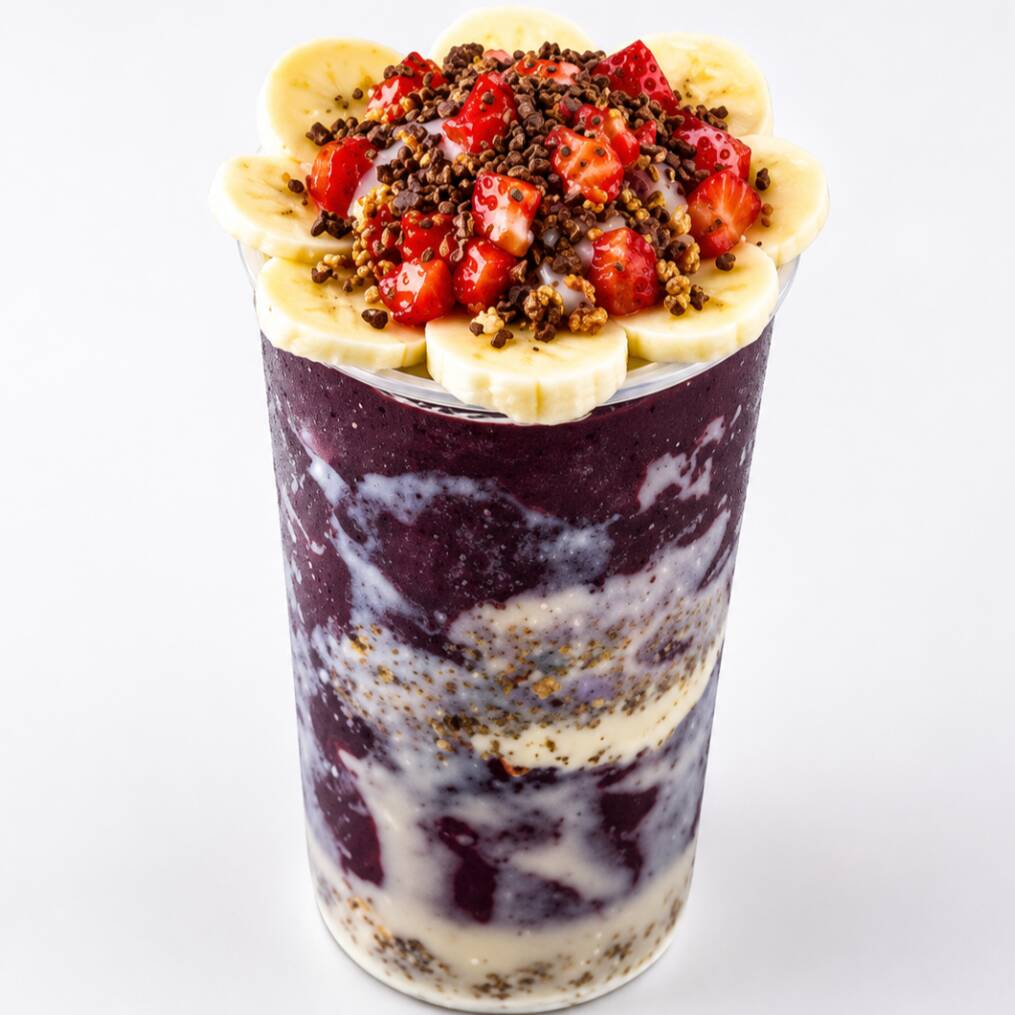 Descubra o prazer de saborear nosso Açaí de Banana, uma experiência única que combina a riqueza e o sabor tropical do açaí com a doçura suave da banana. Cada colherada é acentuada pela deliciosa calda, que harmoniza perfeitamente com esta combinação. E para tornar essa experiência ainda mais personalizada, você tem a liberdade de escolher outros complementos que irão enriquecer ainda mais esse prato. Venha se deliciar com essa combinação vibrante e nutritiva, perfeita para qualquer momento do Dia.