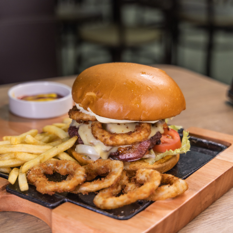 hambúrguer artesanal de picanha 120g, bacon, cheddar, onion rings, queijo, maionese +fritas 120g