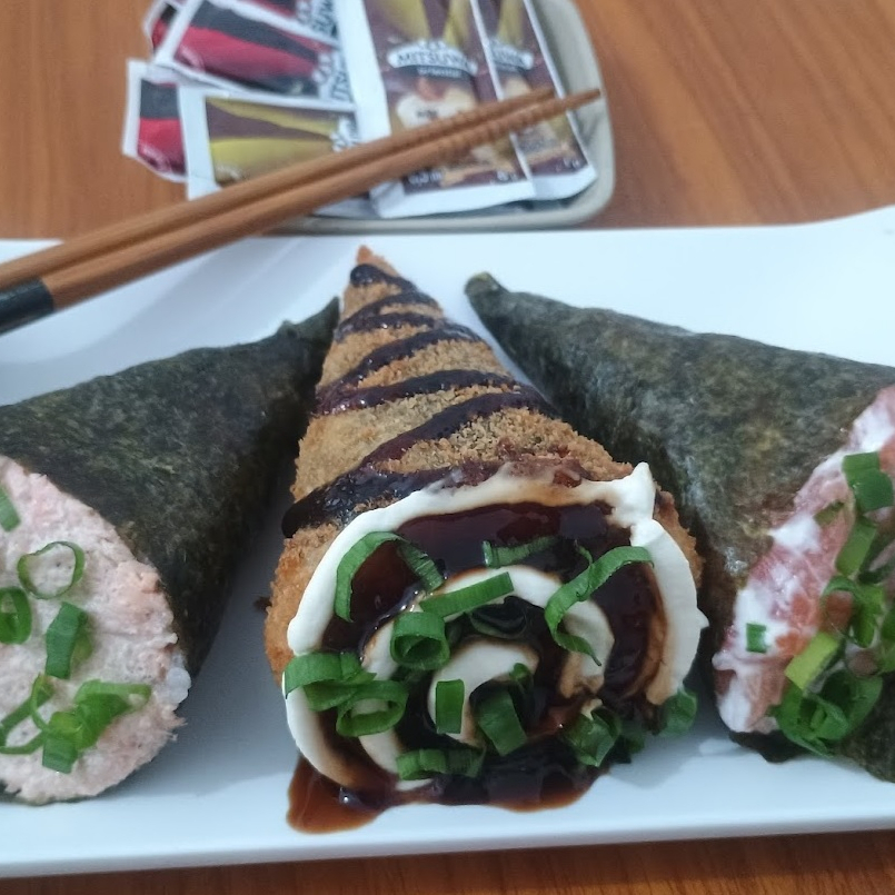 Nori, cream cheese, cebolinha e recheio a sua escolha.