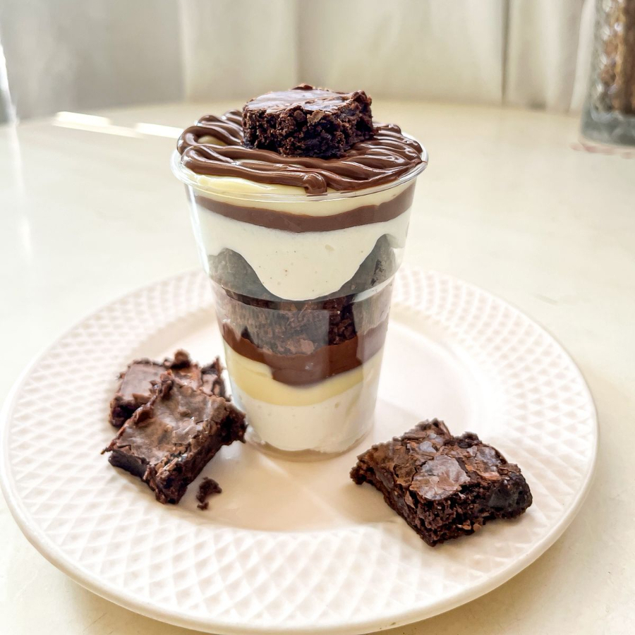 O copo da felicidade Ninho com Nuttella é composto com nosso brigadeiro de Ninho trufado, uma deliciosa mousse de Ninho super leve, brownie feito com chocolate nobre meio amargo, e Nutella Original. Copo 200ml e peso aproximado de 220g aproximadamente