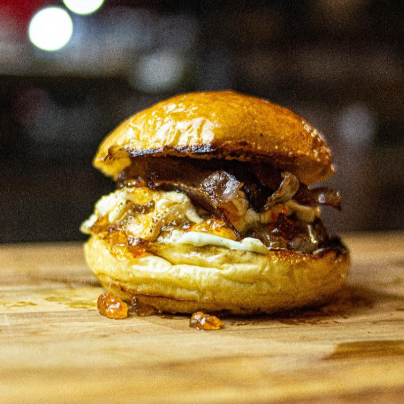 Pão brioche selado na brasa, blend 120g super suculento, muçarela fatiada, cream cheese Catupiry, geleia de pimenta e maionese da casa.