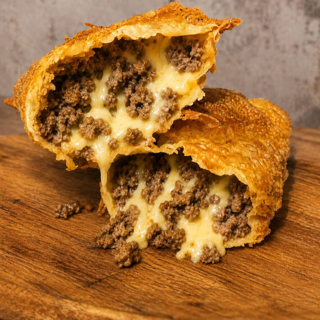 Aqui não tem pastel "vazio"! Cada unidade é preparada na hora, com aproximadamente 150g de recheio, massa crocante e ingredientes de qualidade para garantir muito sabor em cada mordida.