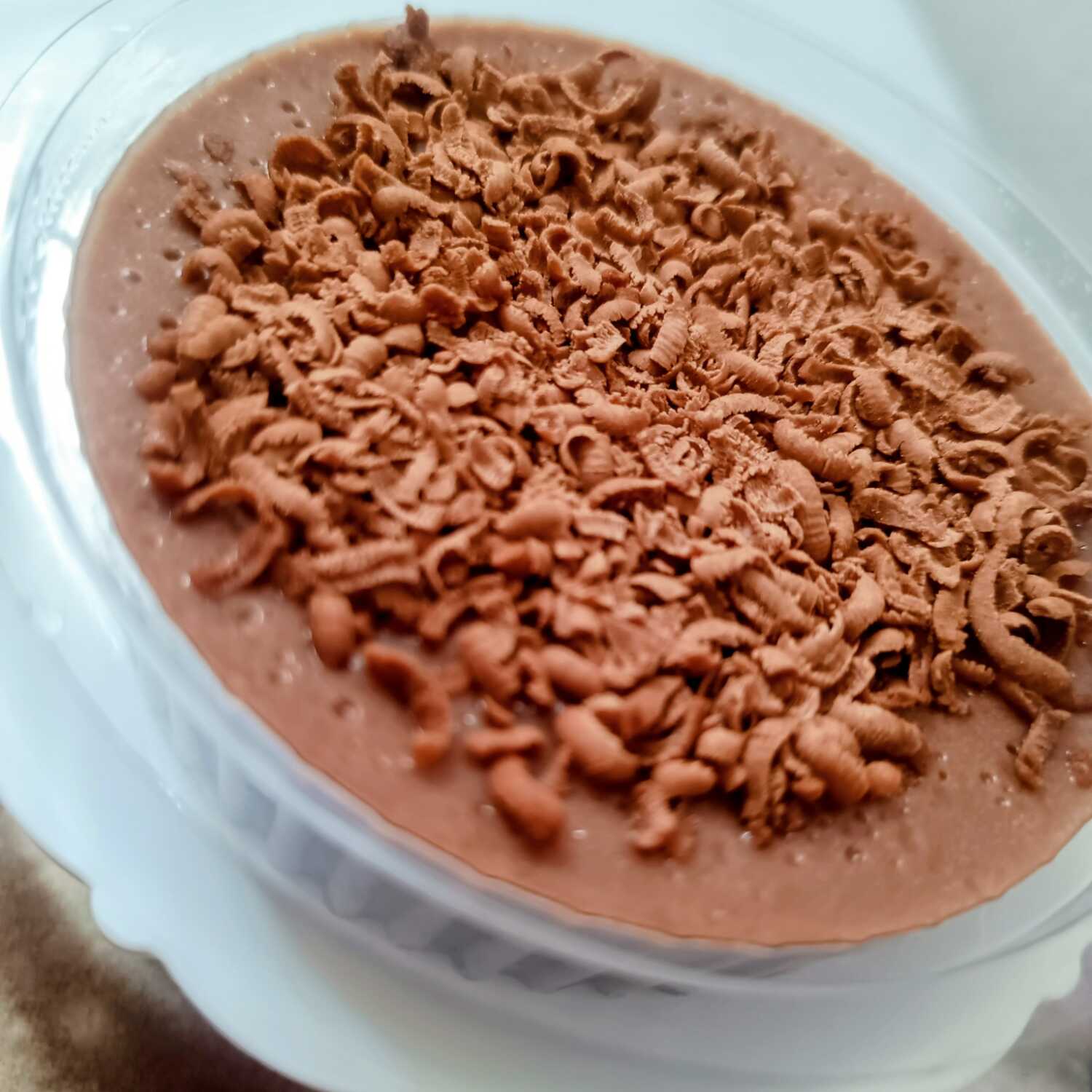 Mousse de chocolate chocolatudo, textura cremosa, aveludada. Feito com chocolate 50% e finalizado com raspas de chocolate ao leite. Sabor delicioso e equilibrado.