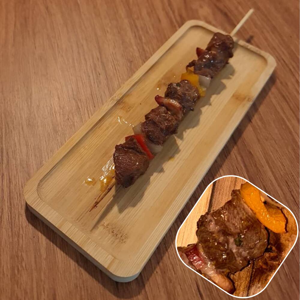 Espeto do miolo da alcatra bovina com cebola, bacon e pimentão, sem mandioca.