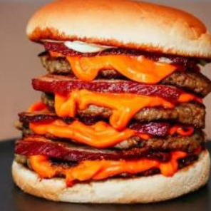 Para grande fomes MESMO, pão brioche, maionese, 4 Smash burguer artesanal 80g, seguidos de uma camada em cada smash de cheddar e bacon em cubos Crispy.