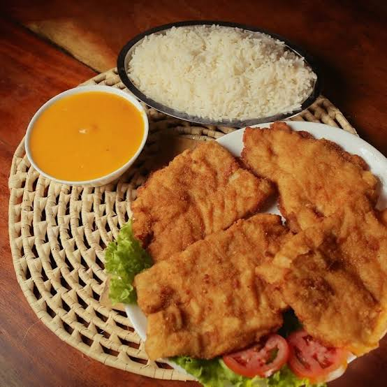Arroz, pirão e batata fritas