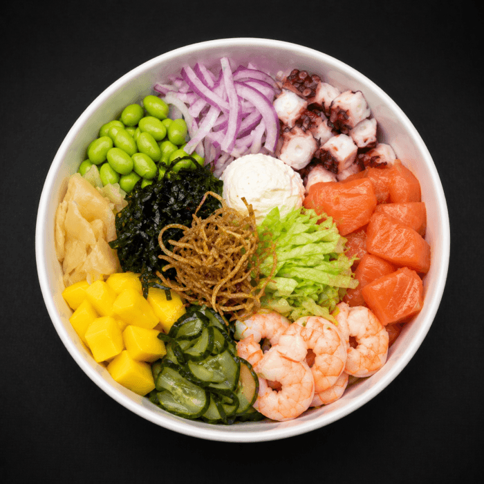 Arroz, salmão cru, camarão, polvo, cream cheese, cebola-roxa, alface-americana, gengibre, sunomono, manga, crispy de alho-poró, couve e edamame em grãos (400 g).