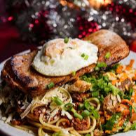 Delicioso bife a cavalo suculento, coberto com ovo frito no ponto certo e acompanhado de macarrão espaguete ao molho de tomates caseiro e saboroso. Uma combinação perfeita de carne, massa e sabor caseiro, ideal para um almoço completo e irresistível!