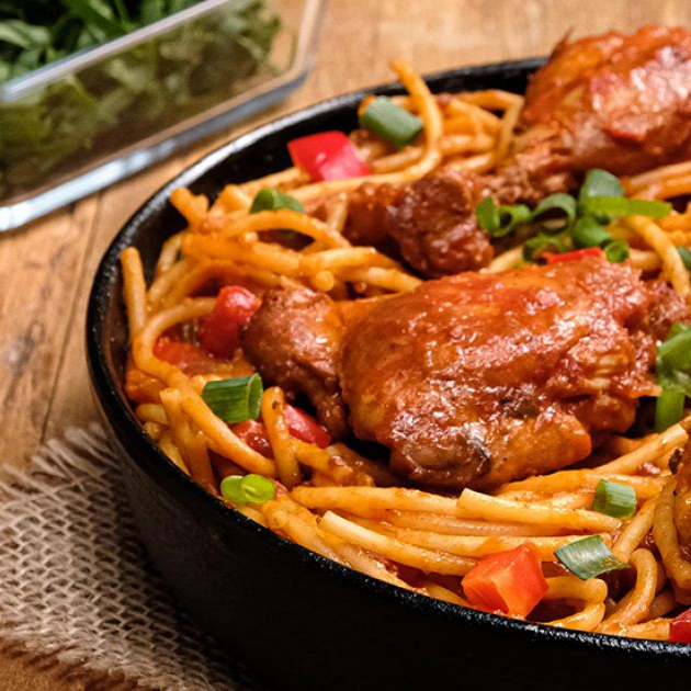 Espaguete de frango ao molho: massa al dente envolvida em um molho cremoso e suculento, com pedaços de frango bem temperados, que garantem sabor caseiro e irresistível em cada garfada.