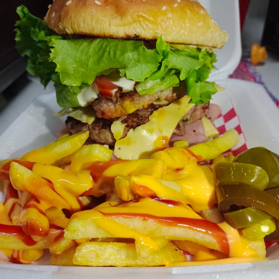 Hamburguesa Doble Carne y Papas a la Francesa