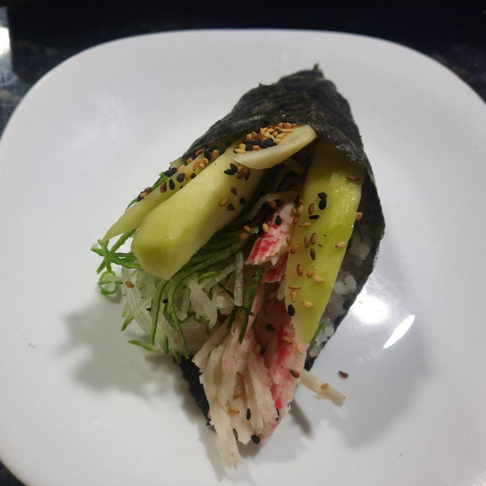 nori, arroz japonês, kani, manga e pepino