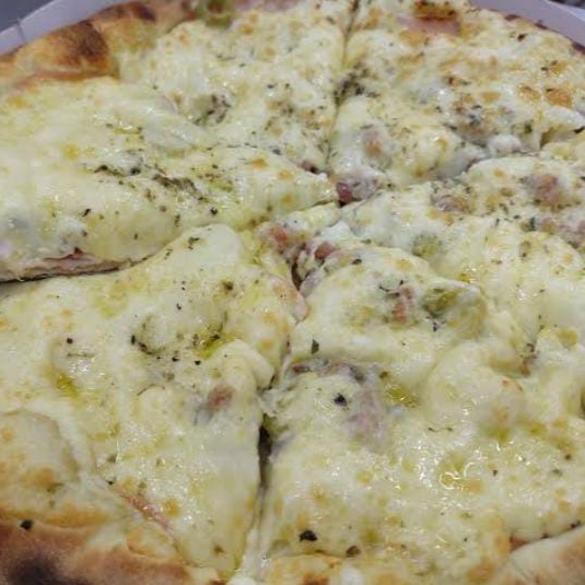 muçarela, molho, palmito, tomate e cebola