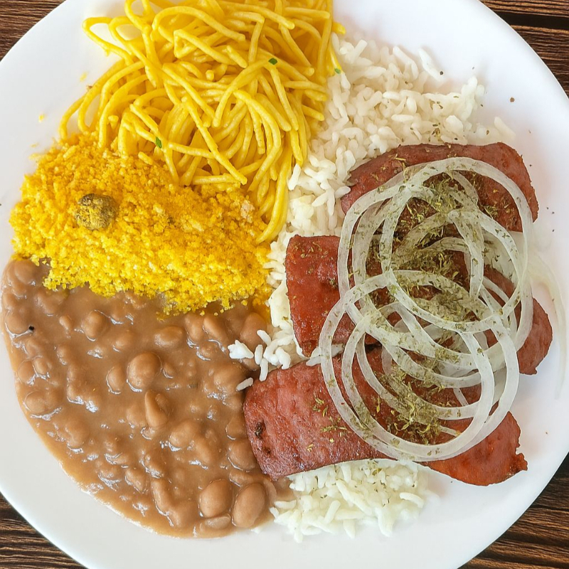 Marmita montada na embalagem de 500 ML acompanhada de arroz, Feijão,Macarrão, farofa temperada e salada de alface tomate e cebola