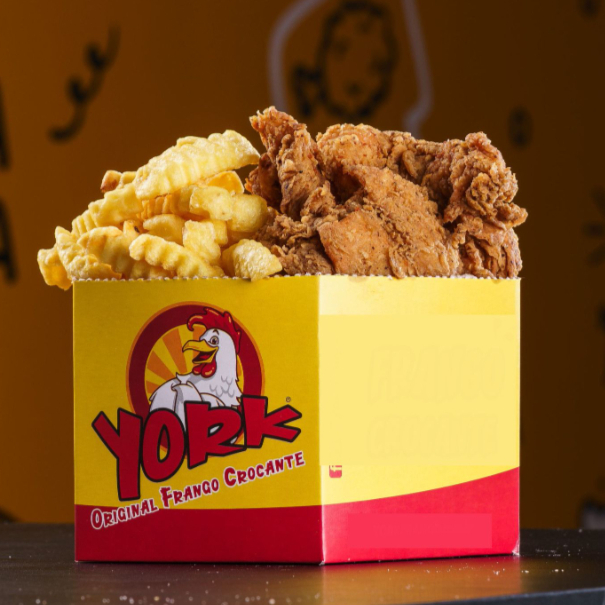 alde combinado com aproximadamente 225g de Frango, disponível no corte de sua preferência + aproximadamente 225g de Acompanhamento, também à sua escolha, totalizando 450 gramas. 1 Molho Artesanal. Serve até 2 pessoas. Foto Ilustrativa.