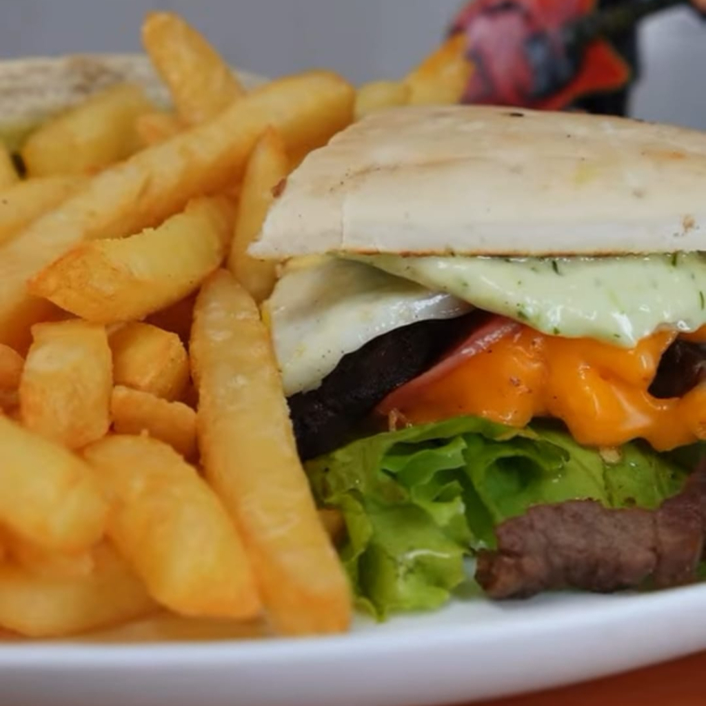 PÃO SÍRIO, FOLÉ DE CARNE, OVO, 2 QUEIJO, 2 PRESUNTO, CHEDDAR, SALADA, CREME ESPECIAL, ACOMPANHA 150 GR DE BATATA FRITA