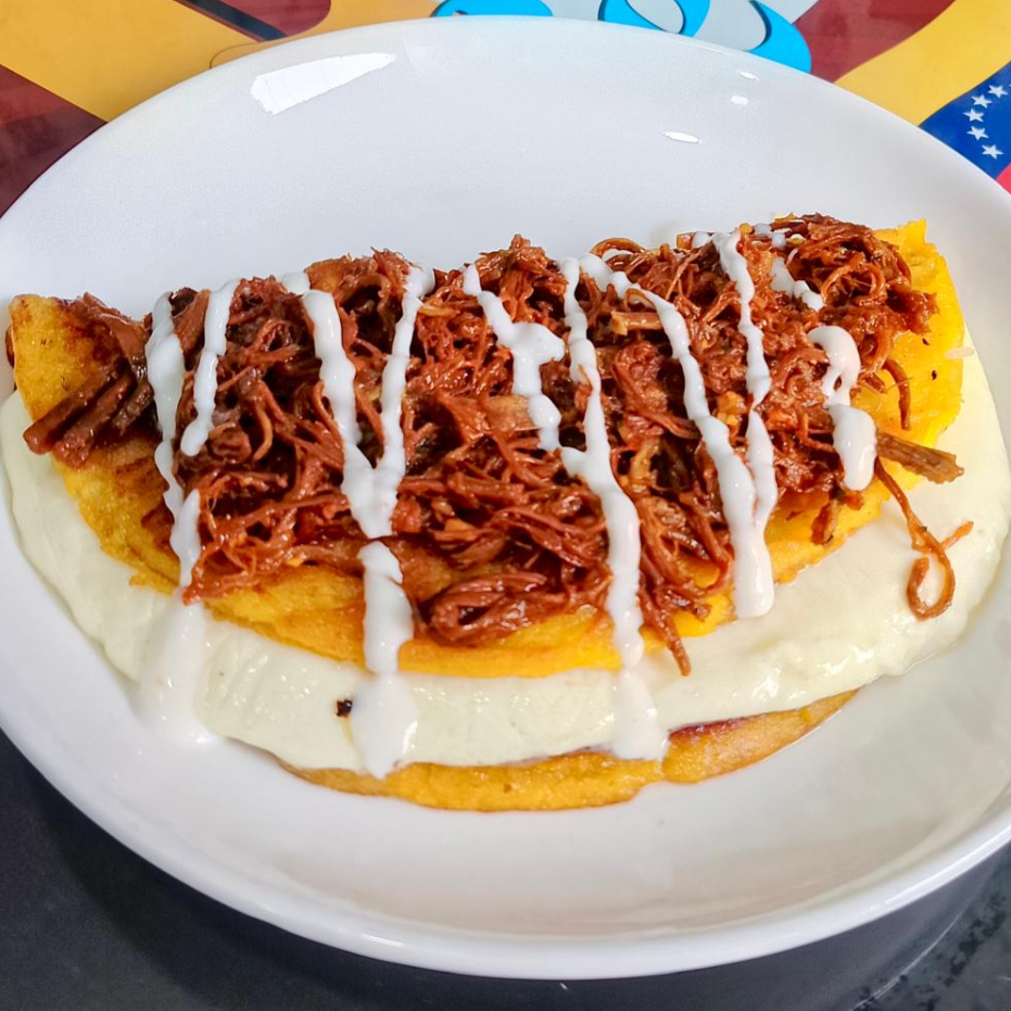 Cachapa clásica con carne mechada