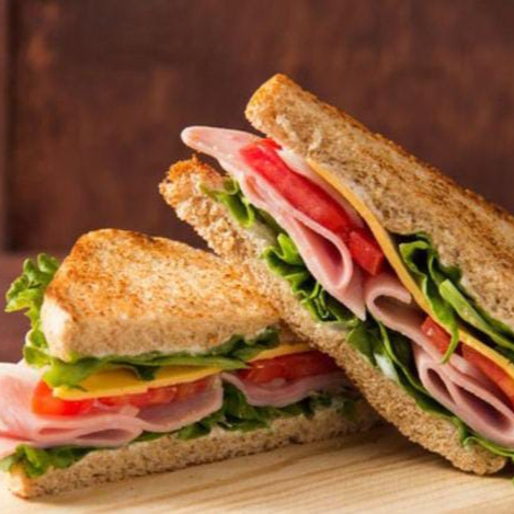 Pão de Forma Picelado No Creme de leite, chapado com Queijo e presunto, salada de Tomate e Alface