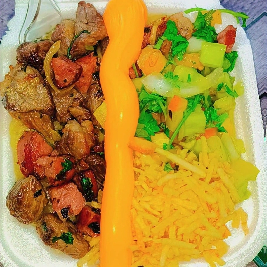 Um deliciosa pirão de aipim executivo com calabresa acebolada, salada de tomate, batata palha e queijo por cima