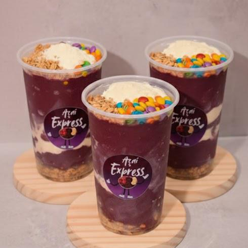 "Combo ""Dos Amigos"" 3 unidades de Açaí 500ml. Nessa proposta, você e os amigos se saboreiam com 3 unidades de 500ml do nosso açaí cremoso, mais 3 acompanhamentos e 2 frutas grátis."