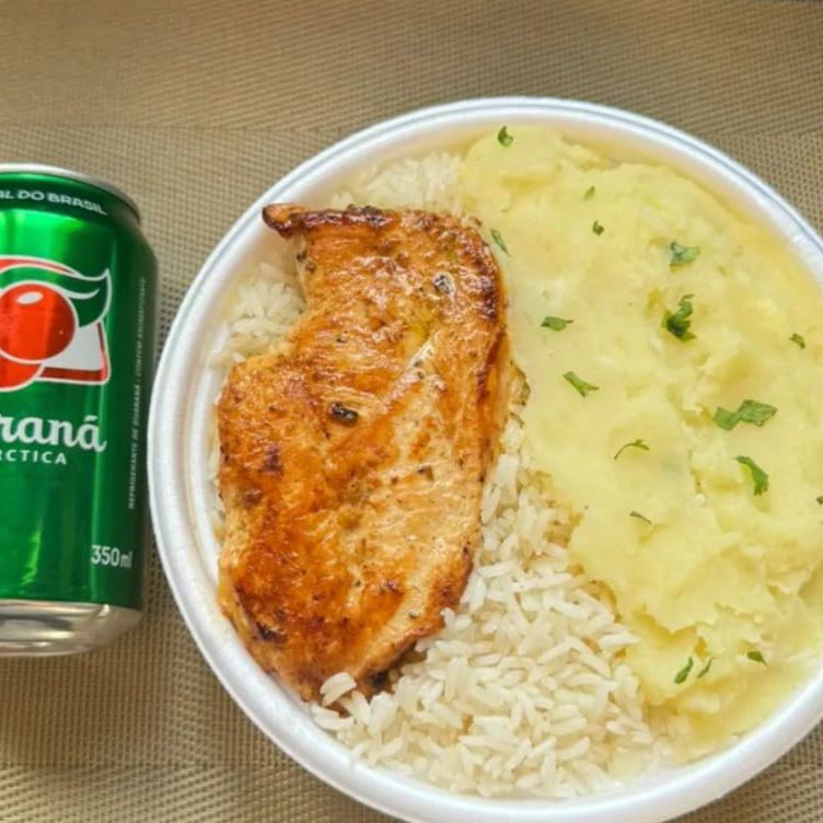 Marmita com delicioso filé de frango grelhado acompanhado de arroz branco, feijão e purê de batata. Acompanha refrigerante lata guaraná antártica Marmita indicada para 01 pessoa.