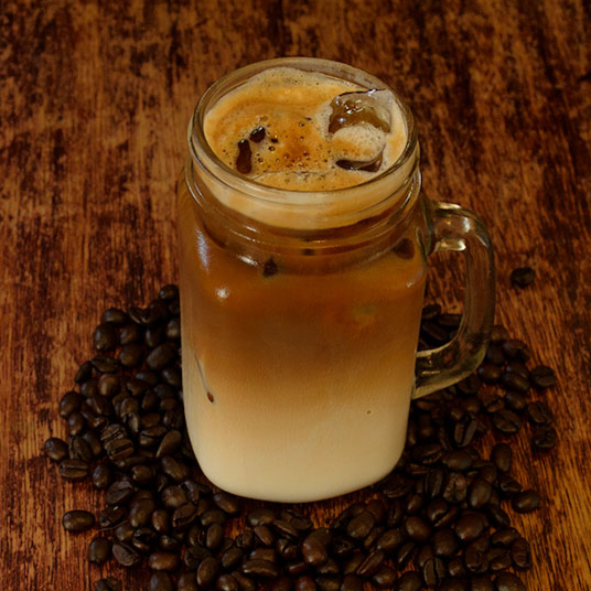 Latte violetas frío 16oz (473ml)