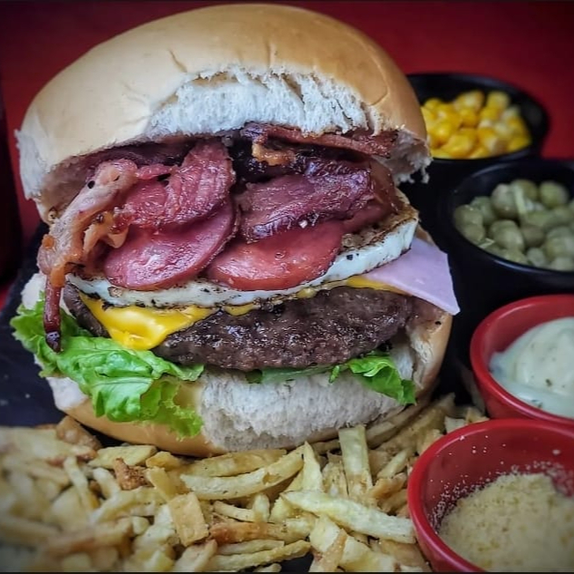 Saboroso lanche com Pão bola , carne de picanha, queijo cheddar, presunto , ovo, bacon , calabresa , ketchup , molho especial da casa, milho, ervilha, batata palha , salada (alface e tomate ) e queijo ralado. #hotdog#bacon#cheddar#picanha#xtudo#xsalada#burguer#cachorroquente