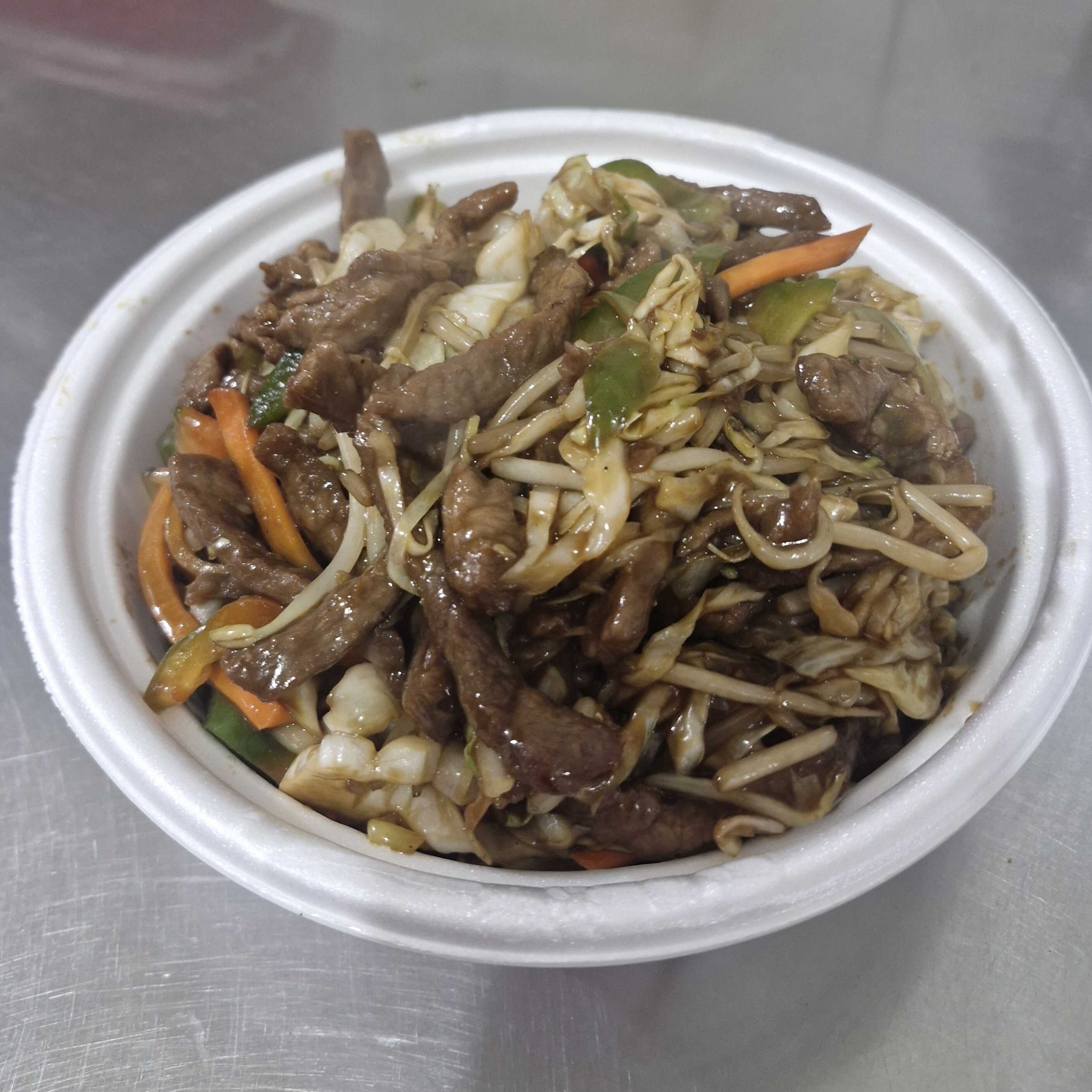 Carne em tiras com repolho , pimentão verde e vermelho, cenoura, cebola, moyashi ao molho shoyu.