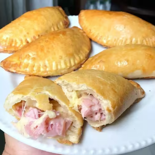 Uma porção de pastel saboroso e bem recheado com 10 monte sua porção