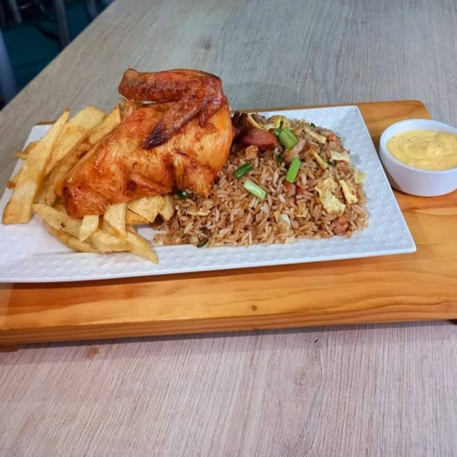 1/4 pollo con chaufa y papas  fritas personal