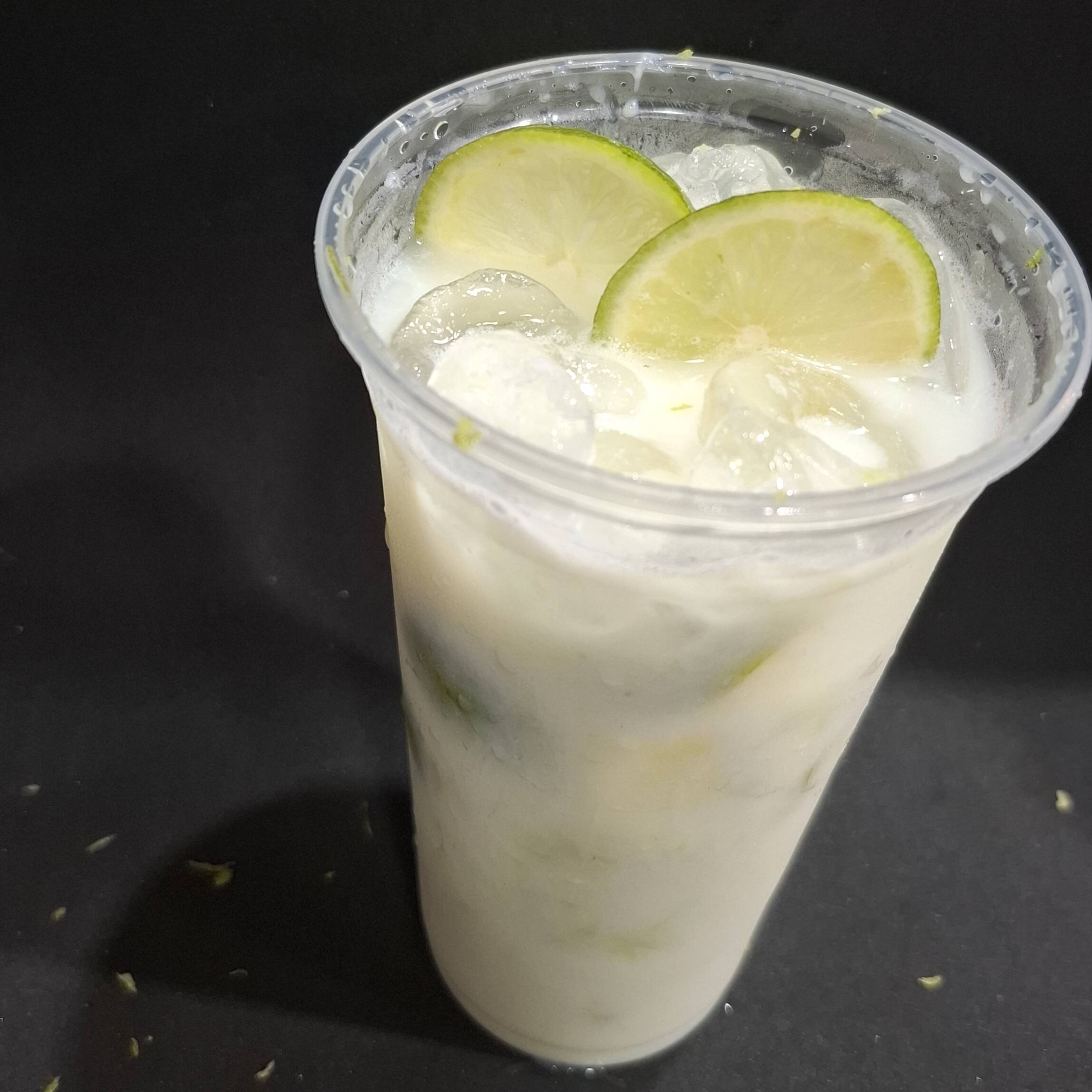 A tradicionalzinha do rolê - limão , leite condensado , gelo , cachaça ou vodka