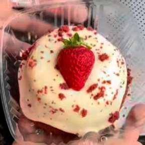 Caseirinho bolo red velvet com recheio de ninho e geleia de morango!! Bom para adoçar seu dia