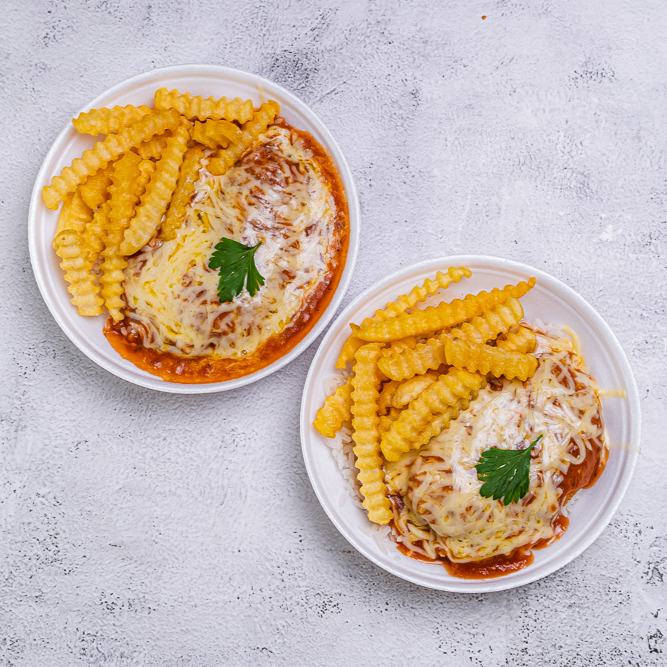 2 Marmitas de com delicioso filé de frango parmegiana (empanado na massa crocante coberto com molho de tomates e queijo) acompanhado de arroz branco e batatas fritas. Marmita indicada para 02 pessoa.