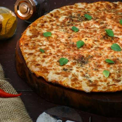 Molho de tomate artesanal, queijo mussarela e orégano.
