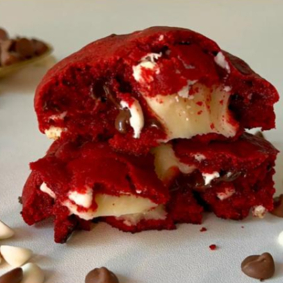 O clássico Red Velvet l! Cookie macio recheado com um brigadeiro super cremoso de leite Ninho.