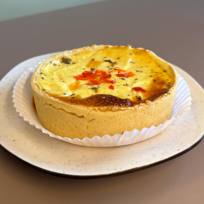 Massa temperada que derrete na boca, recheado de frango e cobertura de queijo. Padrão Amore Dolce de qualidade.