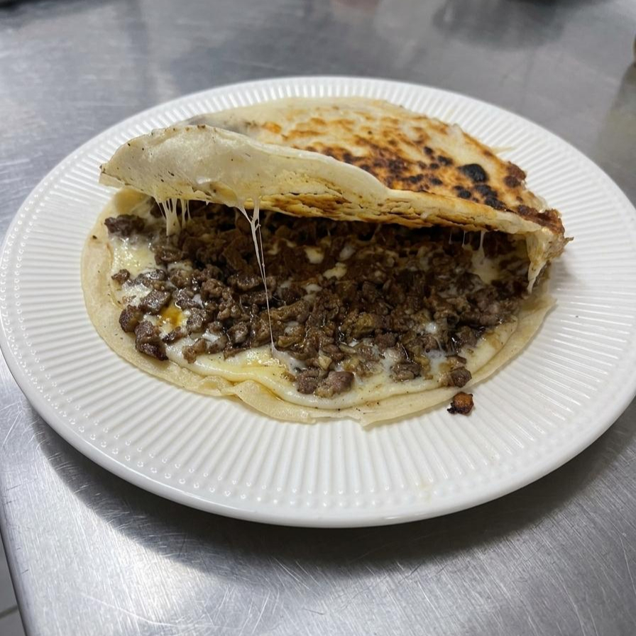 GRINGA DE BISTEC CON QUESO ASADERO