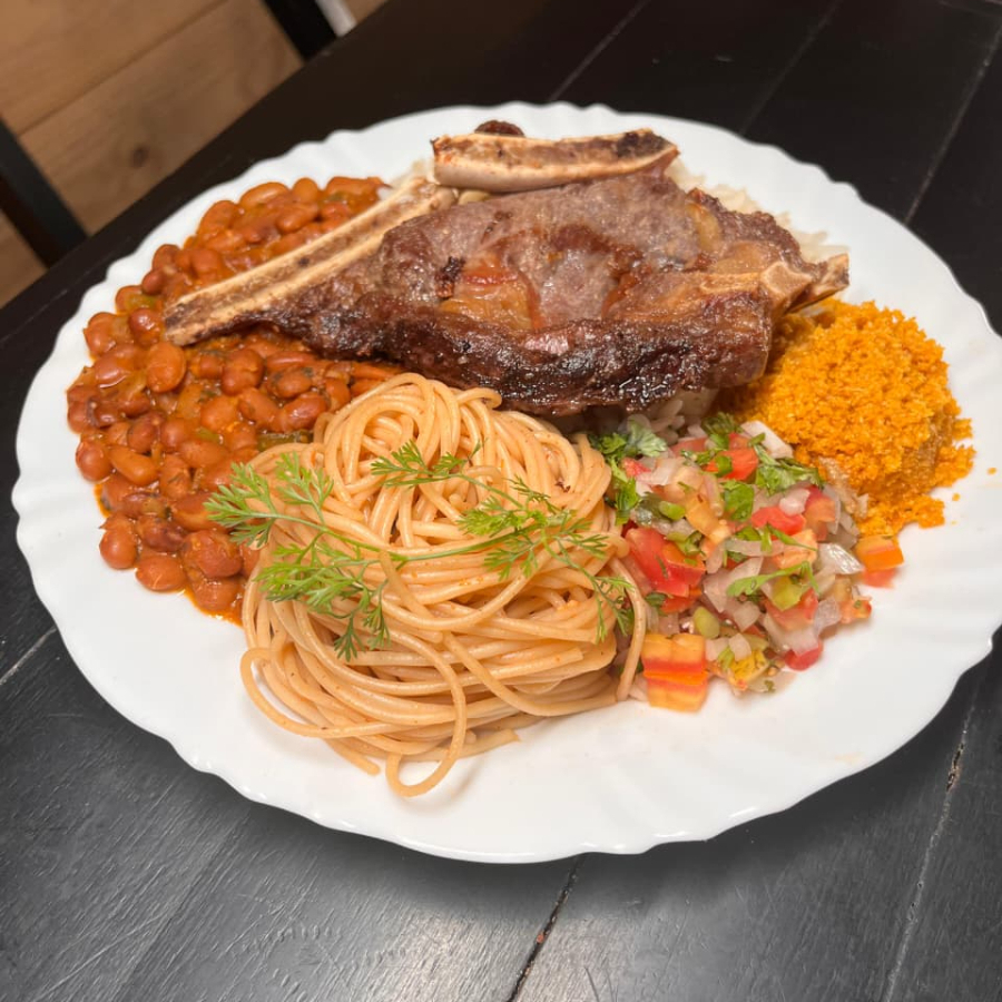 Feijão mulatinho, arroz, macarrão, bisteca de boi, farofa e vinagrete
