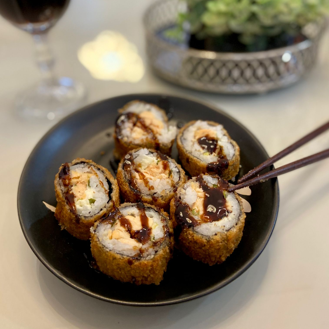 Recheio de salmão, cream cheese e cebolinha. Acompanha molho tarê.