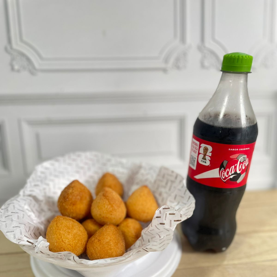 Neste combo você irá desfrutar 10 coxinhas medias crocantes de frango com uma Coca-Cola bem gelada de 600 Ml.