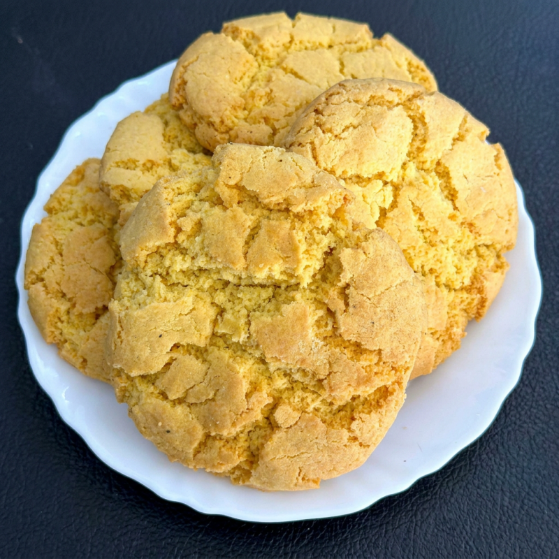 Broinha de fubá caseira, feita com carinho, sabor de casa de vó e aquele cheirinho irresistível perfeita pra acompanhar com um café preto. Nossa broinha artesanal é feita com muito carinho e sabor. Unidade