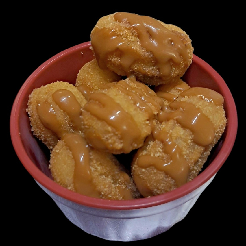 Porção com 7 unidades de mini churros recheados com doce de leite. Acompanha 50ml de doce de leite para mergulhar seus churros. (200g)