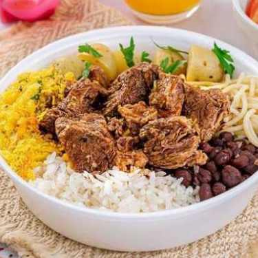 1 Carne Suculenta com Arroz Soltinho, Feijão de Caldo, Macarrão e Salada Fresca do Dia. Sabor Caseiro Que Satisfaz de Verdade!