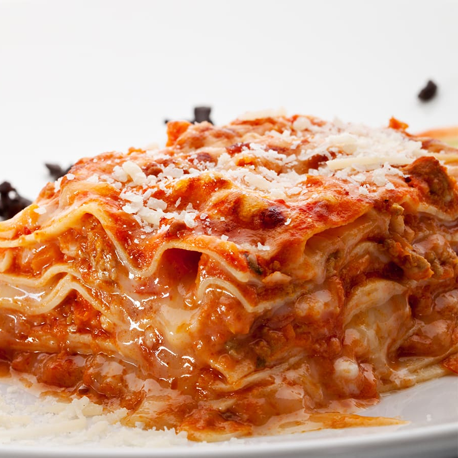 Refeição Congelada, 7 minutos no micro ondas e pronto.     Ingredientes: Massa para lasanha, molho de tomate, carne bovina, mussarela, presunto, cebola, salsa, alho e sal.