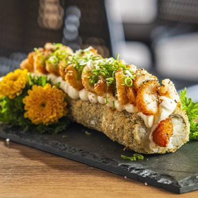 Roll empanado com recheio de camarão empanado, cream cheese, finalizado com cebolinho e gergelim (aprox. 350g).