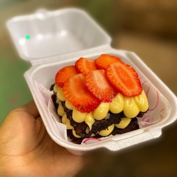 Brownie artesanal com sabor intenso de chocolate,casquinha deliciosa.Recheado com brigadeiro de ninho e morango para finalizar essa delicia.