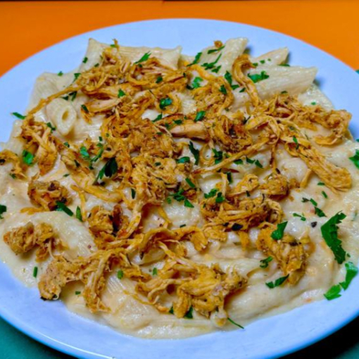 Descubra a irresistível combinação da nossa massa com um molho quatro cremoso (mussarela, provolone, parmesão e Catupiry) e bacon. Cada garfada é uma explosão de sabores que transforma sua refeição em um momento gourmet inesquecível. Delicie-se!