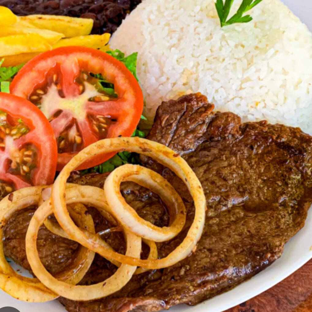 🥩 Bife Acebolado — sabor caseiro e suculento! Preparado no ponto certo, com cebolas douradas e muito sabor, acompanhado de arroz soltinho, feijão temperado e macarrão delicioso. Uma refeição completa que é puro conforto e tradição. 😋✨- Ideal para uma pessoa. Esperamos que você tenha uma ótima experiência com a gente. tags: Biife Acebolado, bife com cebola, bife na chapa.