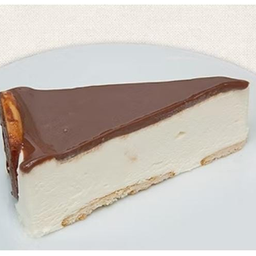 Creme holandês com biscoitos calipso, coberto com calda de chocolate. (INGREDIENTES Água, creme de leite vegetal, açúcar refinado, margarina creme sem sal, creme de leite, glicose líquida, gema de ovo pasteurizada, margarina sem sal, leite em pó desnatado, cacau alcalino em pó, amido de milho, manteiga de cacau, biscoito maria, biscoito calipso, uva passa, gelatina sem sabor, sal refinado, espessantes: carboximetilcelulose sódica, carragena, musgo irlândes, goma jatai e goma guar, emulsificantes: mono e diglicerídeos de ácidos graxos, aromatizantes: essência de baunilha, vanilina, conservante: sorbato de potássio. Contém glúten.)